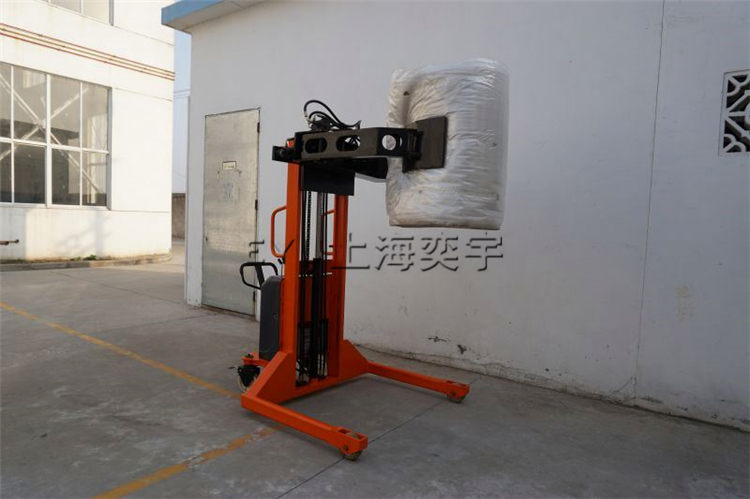 半電動自動夾抱翻轉(zhuǎn)叉車